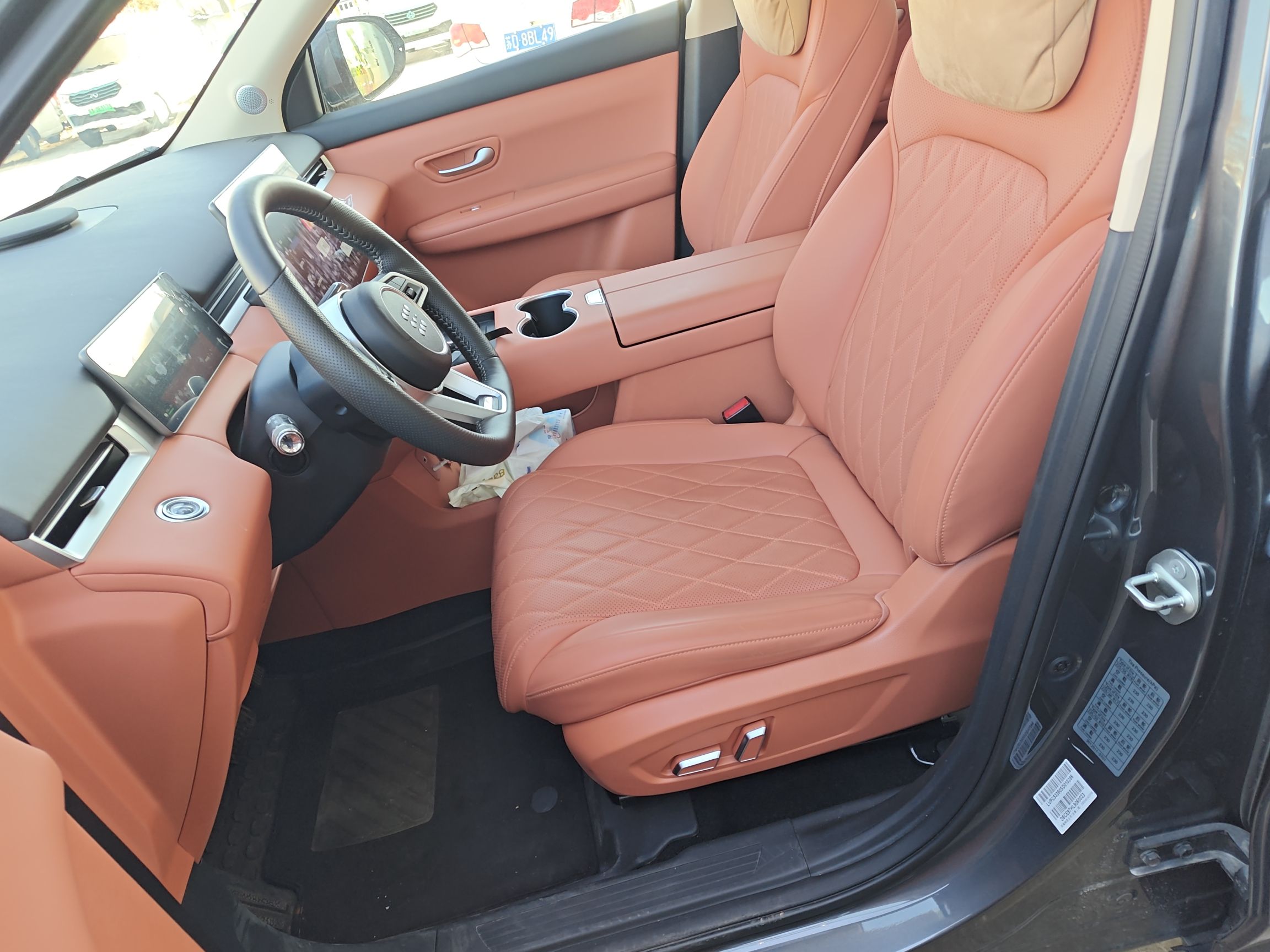 المقاعد الأمامية داخل السيارة