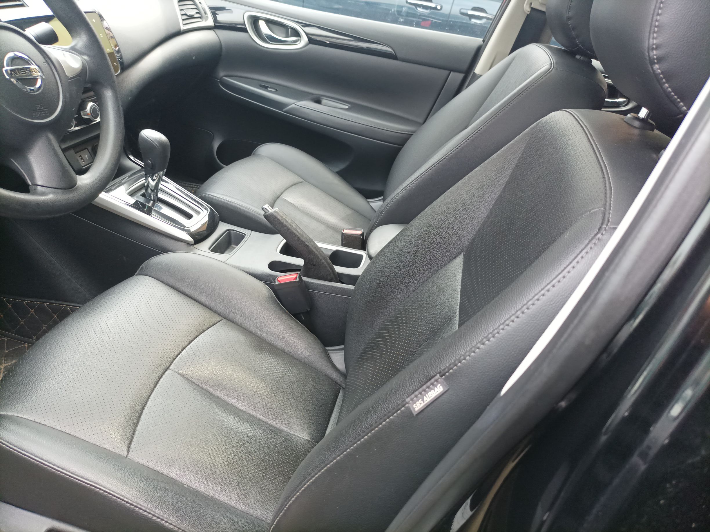 المقاعد الأمامية داخل السيارة