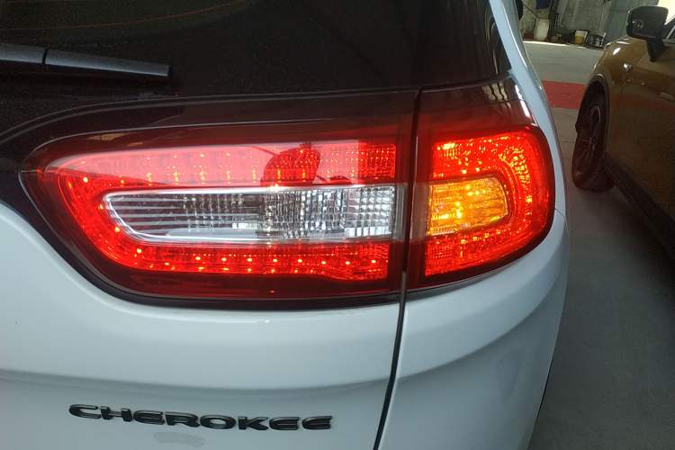 Used Jeep Cherokee 2016 2.4L 75th Anniversary Edition Exterior 3