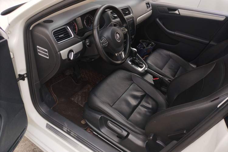 Used Volkswagen Sagitar 2014 Revised Version 1.4TSI Automatic Luxury Edition Driver Seat