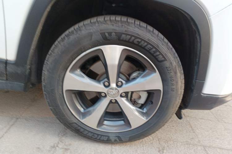 Used Jeep Cherokee 2019 2.0T Four-Wheel Drive Explorer Edition China VI Emission Standard