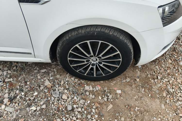 Used Skoda Octavia 2018 1.6L Automatic Luxury Edition Right Front Wheel Hub