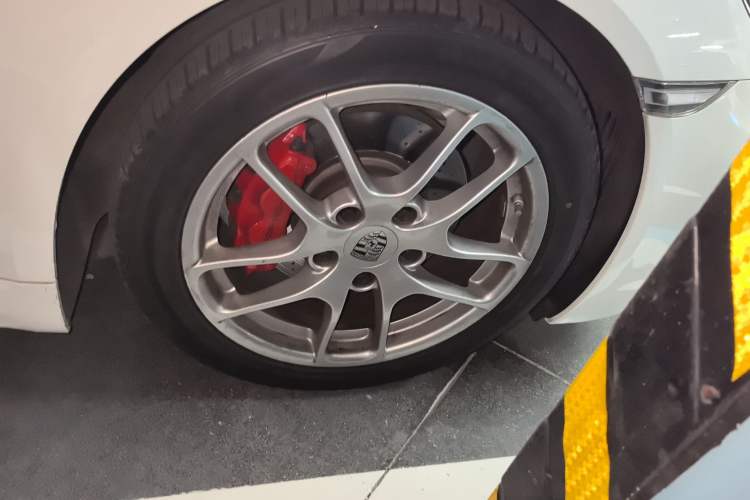 Used Porsche 718 2016 Boxster 2.0T Right Front Wheel Hub