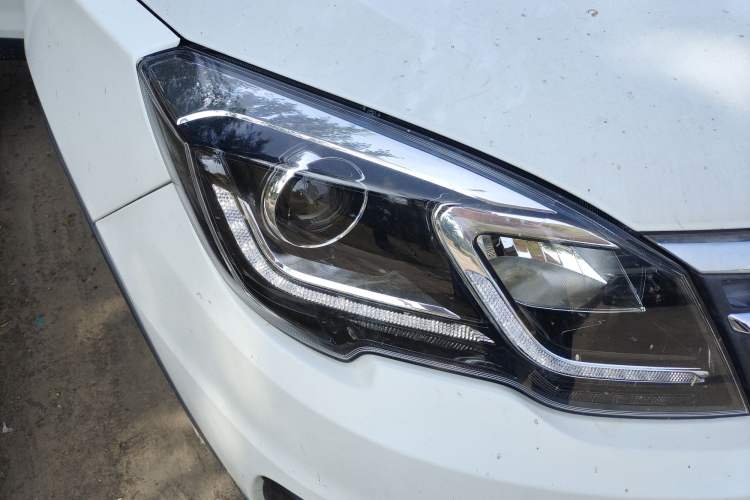 Used GAC Trumpchi GS5 Super 2015 2.0L Automatic Two-Wheel Drive Luxury Navigation Edition Right Front Headlight