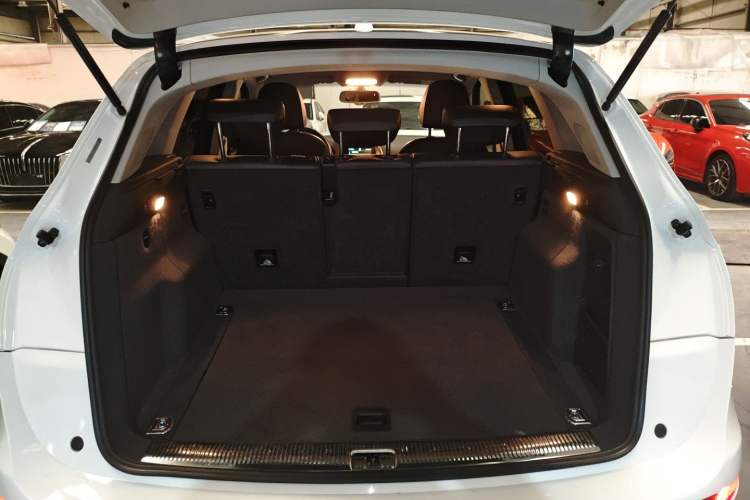 Used Audi Q5 2017 Plus 40 TFSI Comfort Model Trunk