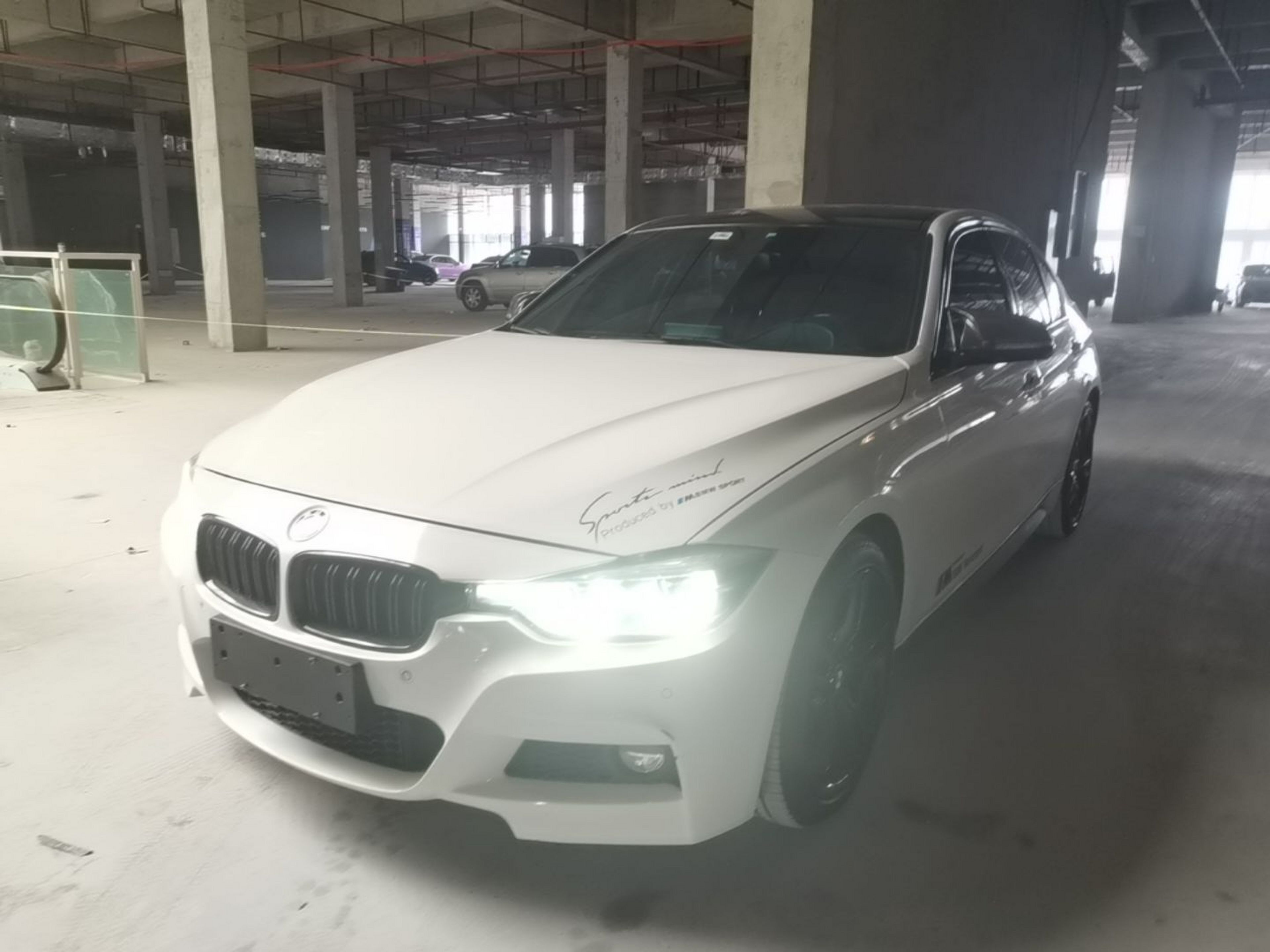 Под передней частью автомобиля