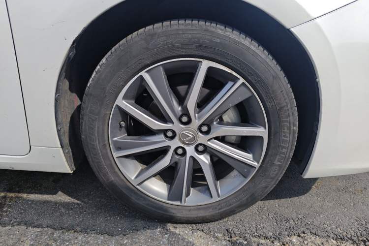 Used Lexus ES 2015 300h Comfort Edition Right Front Wheel Hub