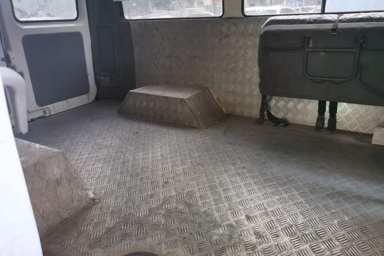 Used Iveco Daily 2021 2.5T A35 M1 Passenger Van 5-9 Seater Short Wheelbase Mid-Roof Design Dual Tires Side Sliding Door
