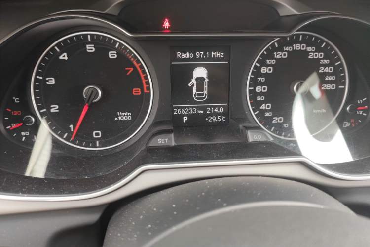 Used Audi A4L 2013 35 TFSI Automatic Comfort Model Odometer Close Up