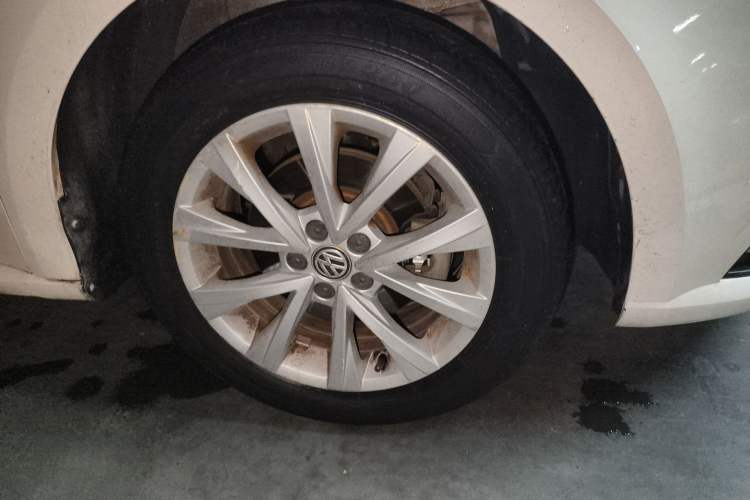 Used Volkswagen Lavida 2017 1.6L Automatic Comfort Edition Right Front Wheel Hub