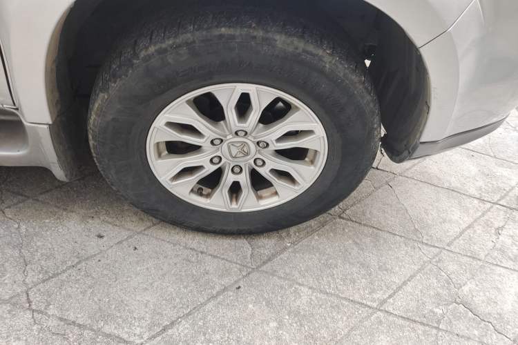 Used JMC Yusheng S350 2014 2.4T Automatic 4x4 Diesel Luxury Version with Sunroof 5 Seats