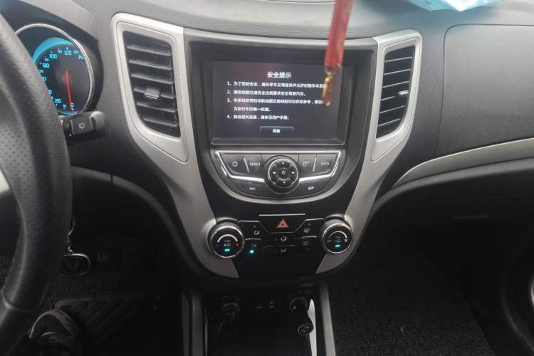Used CHANGAN CS35 2015 1.6L Manual Luxury Model China IV Standard Audio And AC Panel