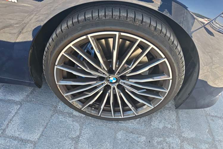 Used BMW 8 Series 2019 840i 4-Door Gran Coupe M Sport Package Right Front Wheel Hub