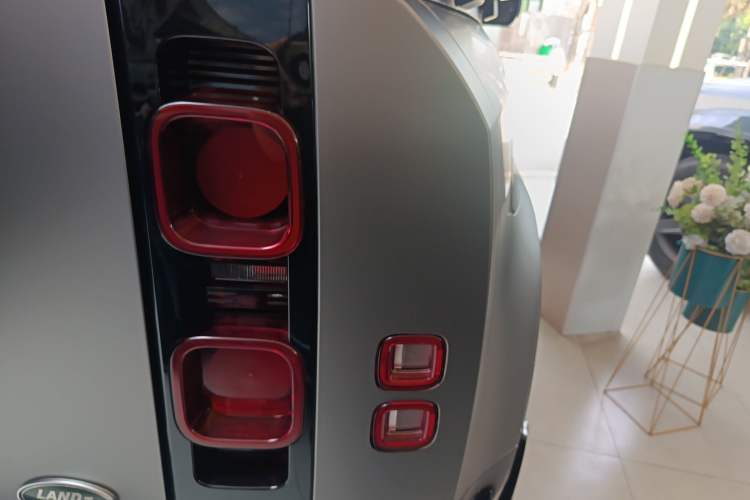 Used Land Rover Defender 2023 90 2.0T P300 X-DYNAMIC HSE
