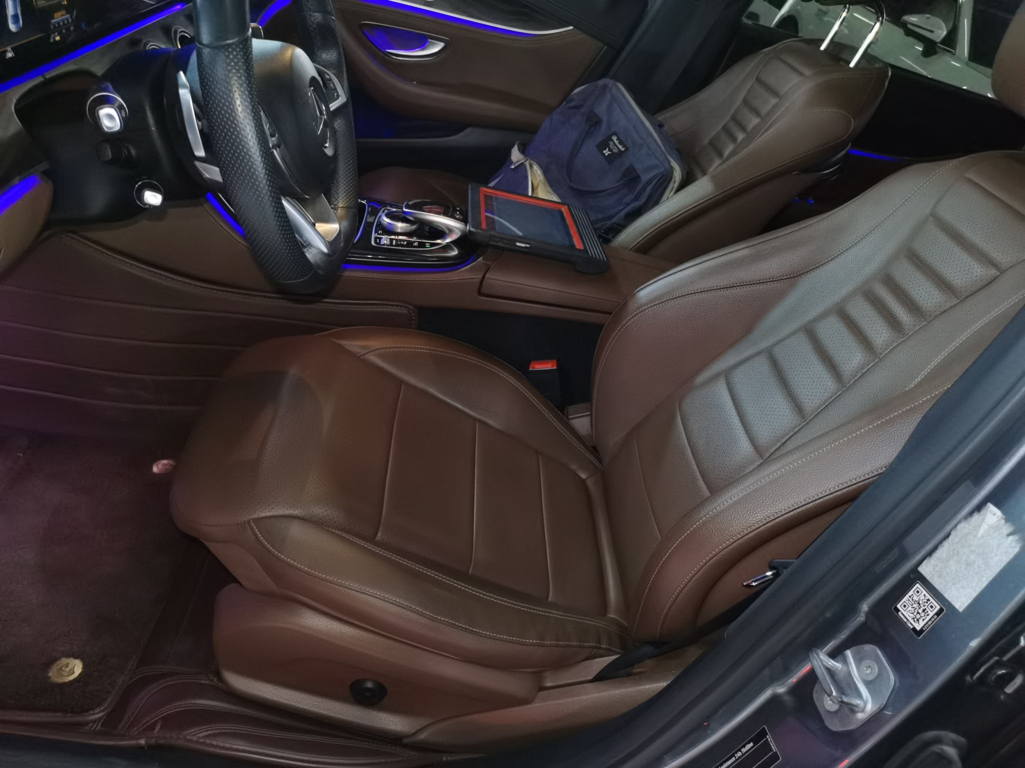 المقاعد الأمامية داخل السيارة