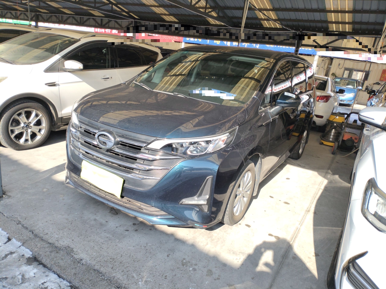 Под передней частью автомобиля