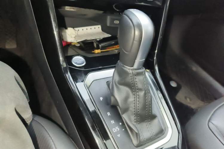 Used Volkswagen T-ROC 2022 280TSI DSG Two-Wheel Drive Comfort PLUS Gear Lever