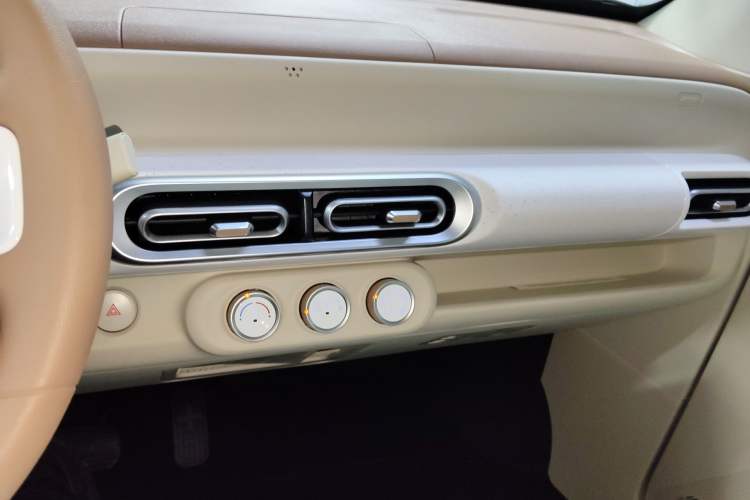 Used Wuling Hongguang MINIEV 2024 3rd Generation 215km Youth Edition Audio And AC Panel