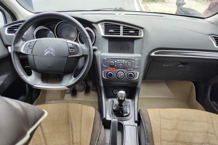 Used Citroen C4L 2014 1.8L Intelligent Drive Manual Version – Dynamic Edition Center Console