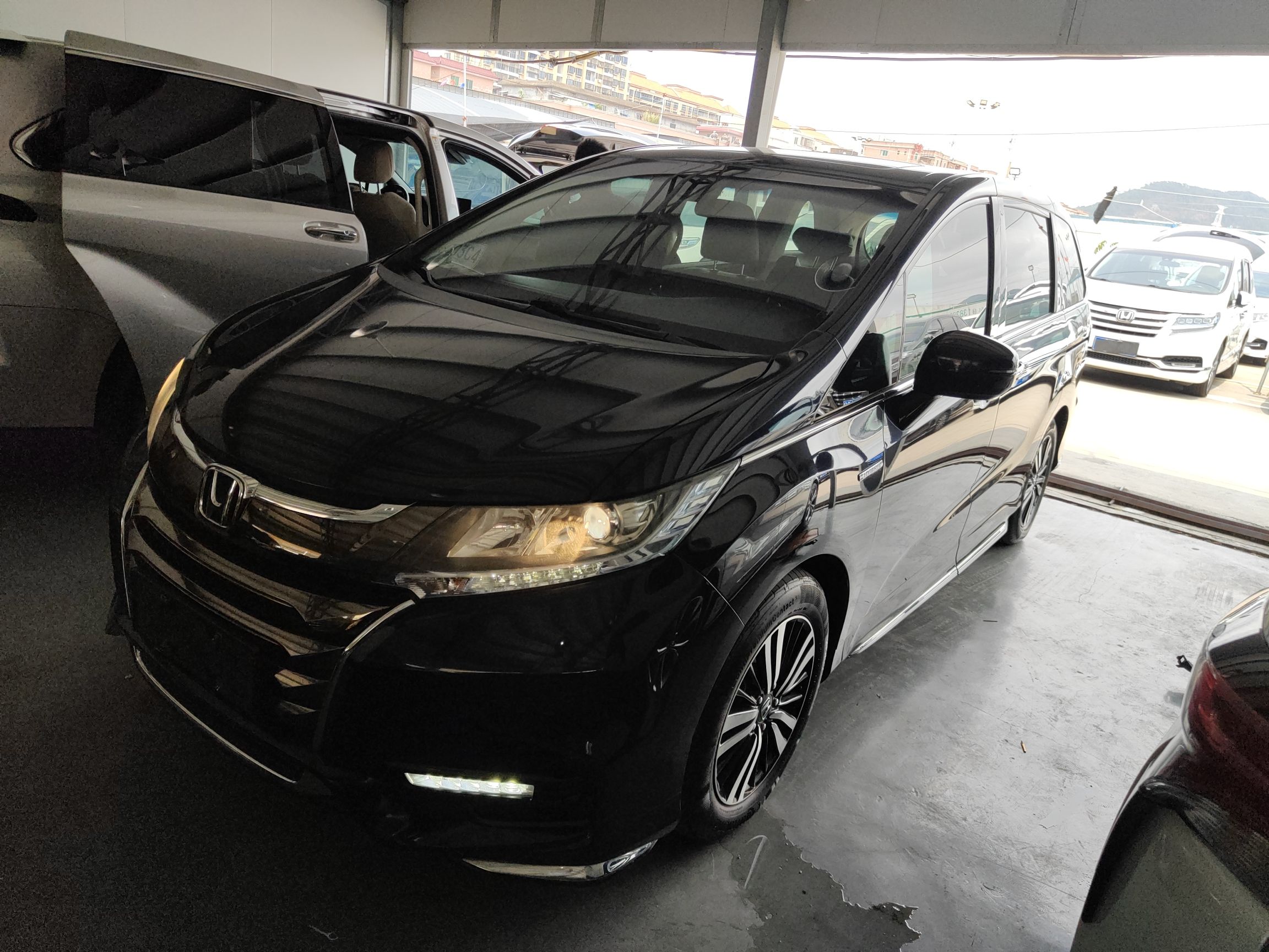 Под передней частью автомобиля