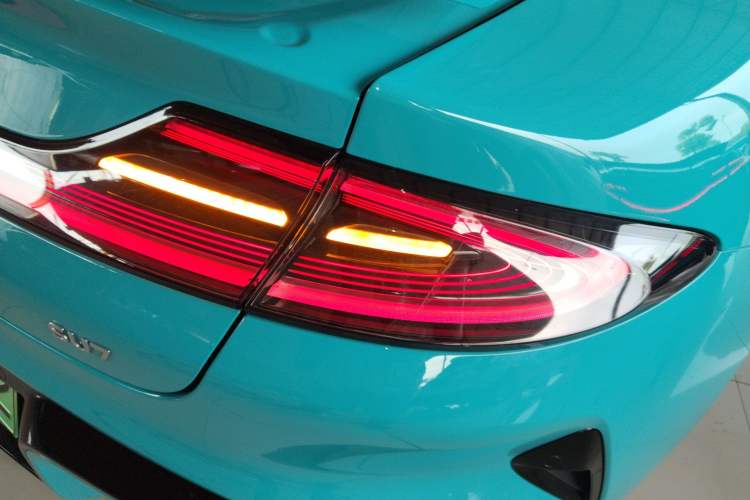 Used Xiaomi Auto SU7 2024 Rear-Drive Ultra-Long Range Advanced Pro-Level Intelligent Driving Version Right Rear Taillight