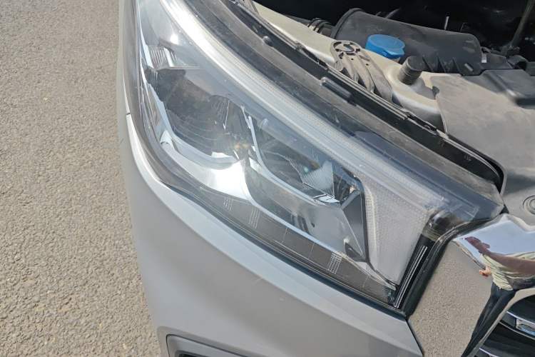 Used SAIC MAXUS Xintu V90 2021 2.0T Manual Zhiyun King Rear-Drive Single-Tire Extended-Wheelbase High-Roof 7-Seater Right Front Headlight