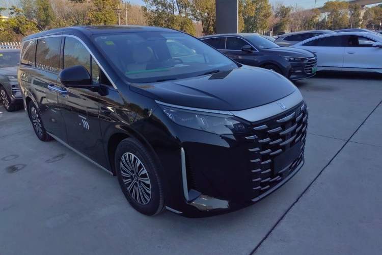 Used BYD Xia 2025 DM-i 1.5T 180km Beyond Edition Front Right 45 Deg