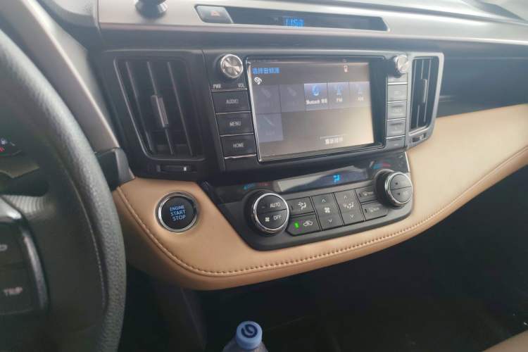 Used Toyota RAV4 2019 2.0L CVT Two-Wheel Drive Fashion X Limited Edition China VI Standard
