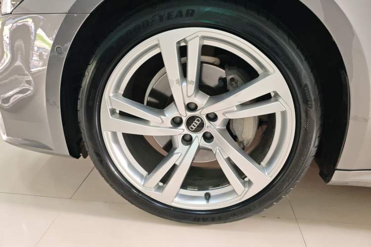 Used Audi A7L 2022 45 TFSI quattro S-line Wind Rider Left Front Wheel Hub