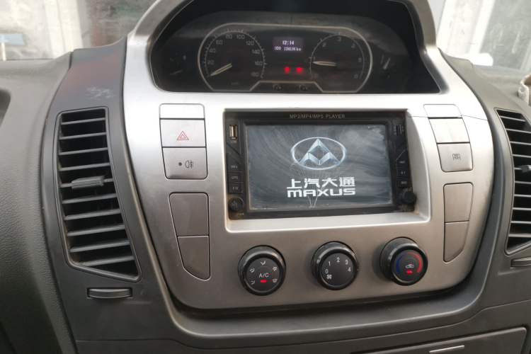 Used SAIC MAXUS Xintu V80 2017 2.5T 6-Speed Manual Aoyuntong National V Short Wheelbase Mid-Height 5/6/10-Seater Audio And AC Panel