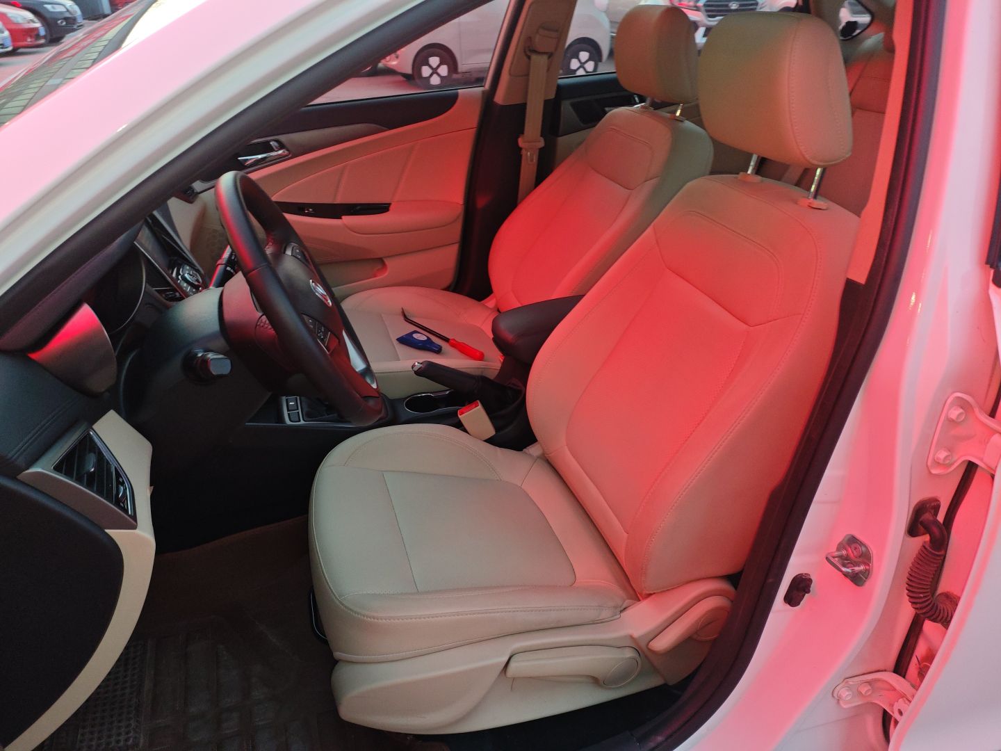 المقاعد الأمامية داخل السيارة