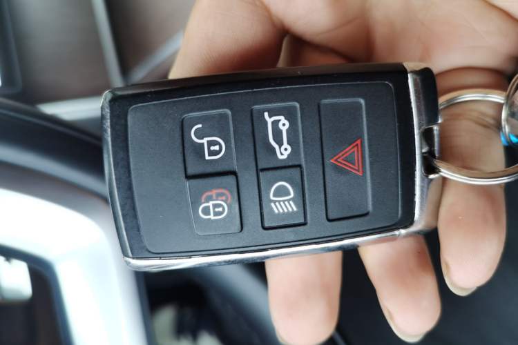 Used Land Rover Range 2024 3.0 L6 400 PS Extended Luxury Edition Vehicle Key