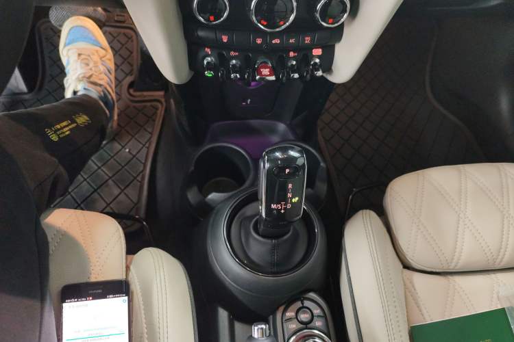 Used MINI 2022 2.0T COOPER S Classic Edition Five-Door Version Gear Lever