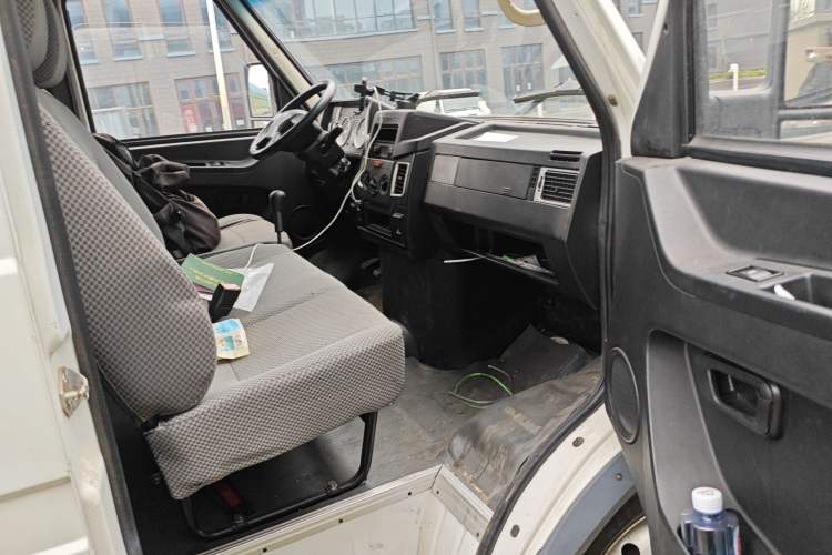 Used Iveco Daily 2021 2.8T V40 VAN厢式 Cargo Van 3-Seater Long Wheelbase Mid-Roof Design Dual Tires Manual Door Left Rear Seat