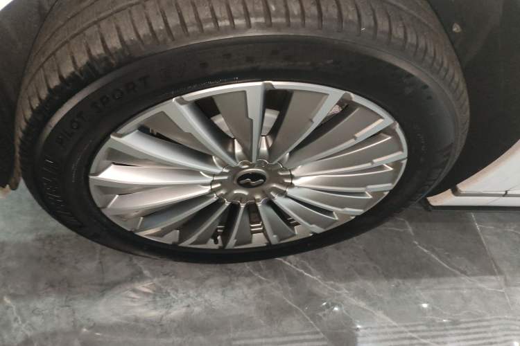 Used ONVO Luxeed L90 2025 Model—Max Six-Seater Version
