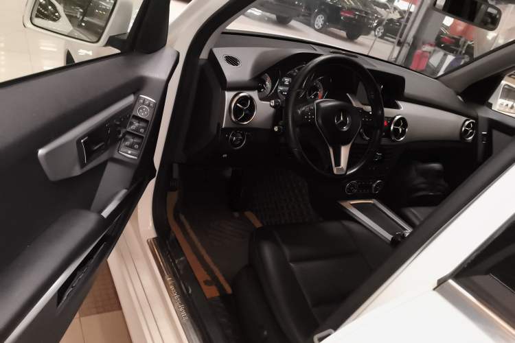 Used Mercedes-Benz GLK-Class 2013 GLK 300 4MATIC Dynamic Sunroof Model
