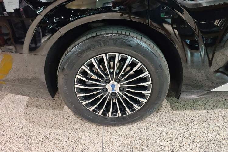 Used Denza D9 2025 DM-i Smart Drive 1020 Four-Wheel Drive Premium Model Exterior 3