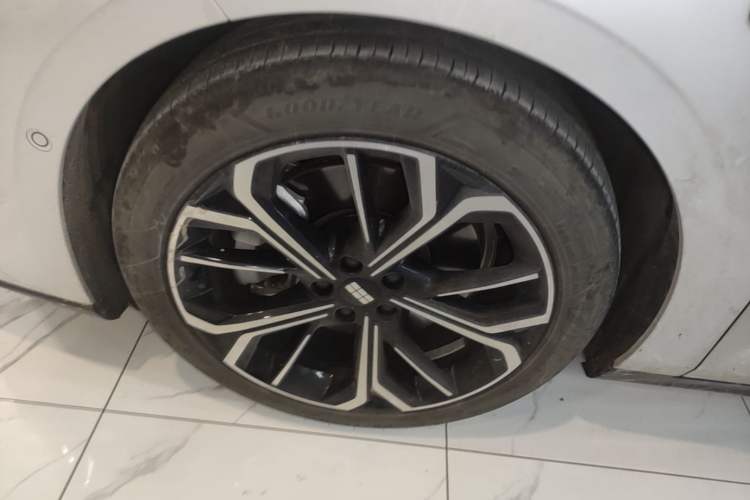 Used Geely Galaxy E8 2025 700 km Long-Range Intelligent Driving Version Exterior 4