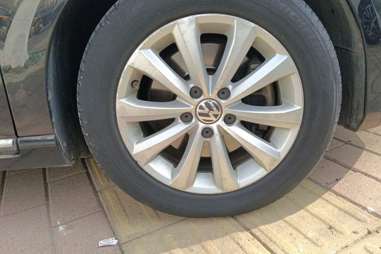 Used Volkswagen Magotan 2012 Revised 1.8TSI Luxury Version Right Front Wheel Hub