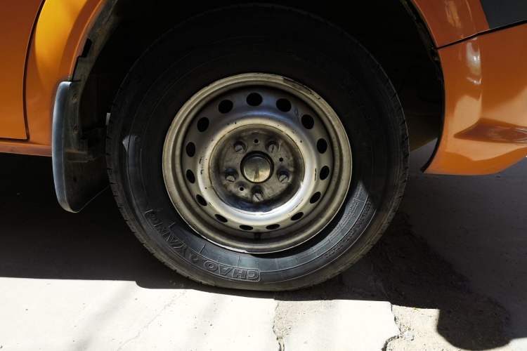 Used Dongfeng Yufeng 2018 2.5T Logistics Vehicle A100 Long Wheelbase Mid-Roof 5-9 Seater China V Emission Standard ZD25