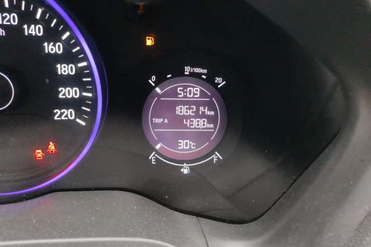 Used Honda Vezel 2015 1.5L CVT two-wheel drive Comfort trim Odometer Close Up