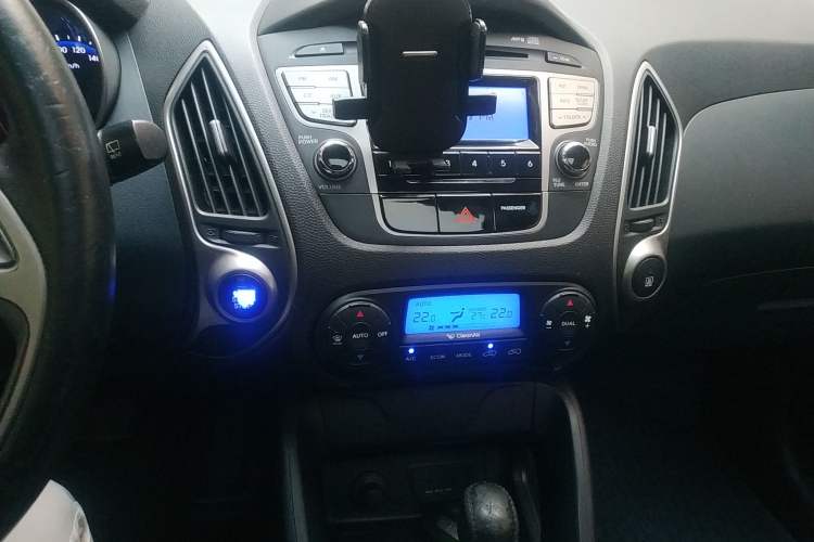 Used Hyundai ix35 2012 2.0L Automatic Two-Wheel Drive Elite Edition GLS Audio And AC Panel