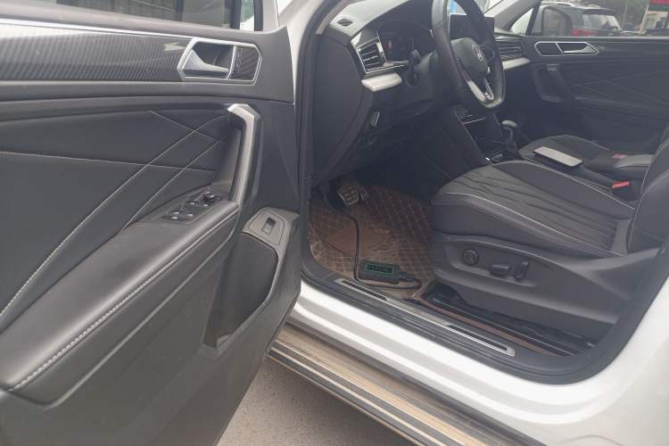 Used Volkswagen Tiguan L 2023 380TSI Automatic All-Wheel Drive R-Line Enhanced 7-Seater Driver Seat