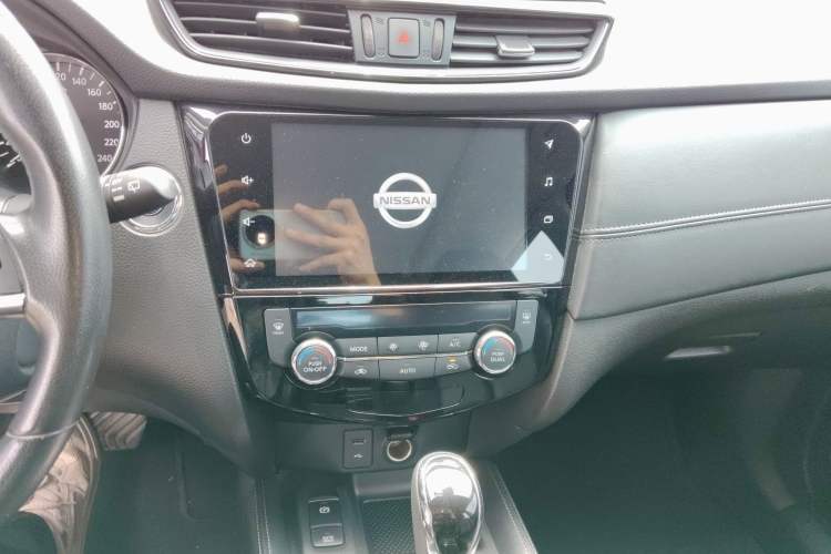 Used Nissan X-Trail 2020 2.5L XL ITS CVT 4WD Deluxe Navigation Edition Audio And AC Panel