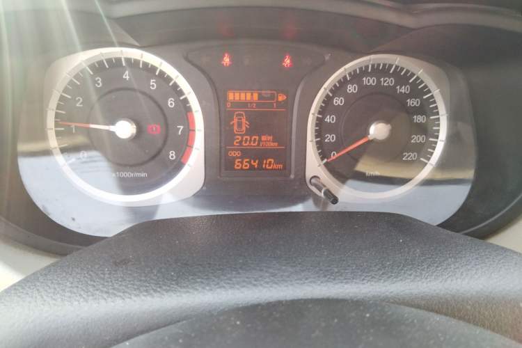 Used Venucia R50 2014 1.6L Manual Splendid Edition Odometer Close Up