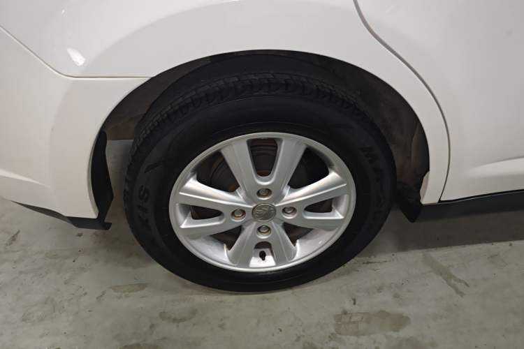 Used Venucia R50 2015 1.6L Manual Fashion Edition
