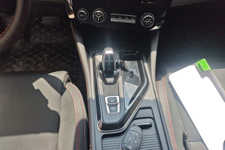 Used Lynk & Co 02 2018 1.5T DCT Two-Wheel Drive Pro Version China V Emission Standard Gear Lever