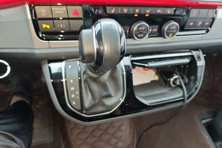 Used Volkswagen Multivan 2018 2.0 TSI Four-Wheel Drive Comfort Edition 7-Seater Gear Lever