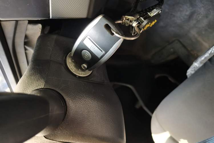 Used Dongfeng Yufeng 2023 V9+ 2.0T Manual Front-Wheel-Drive Multi-Function Mid-Roof Van with 7/8/9 Seats Vehicle Key