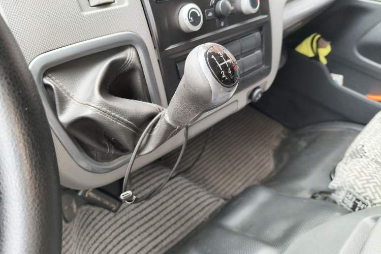 Used Foton Scenic G7 2021 2.4L Gasoline Commercial Version Long Wheelbase High Roof 6-Seater with Clear Windows Model 4K22D4M
